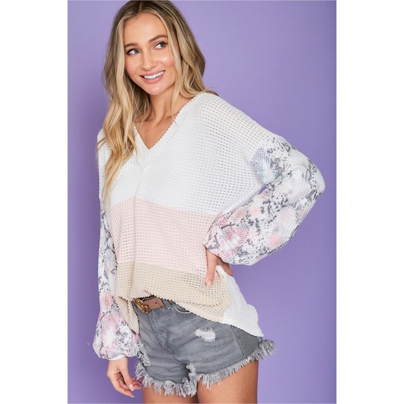 ❤️LAST 2! Snakeskin Detail Contrast V Neck Top! - Picture 6 of 10